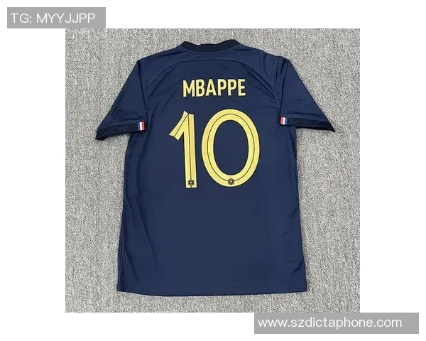 粉蓝色的足球明星在绿茵场上闪耀光芒展现青春活力与无限可能